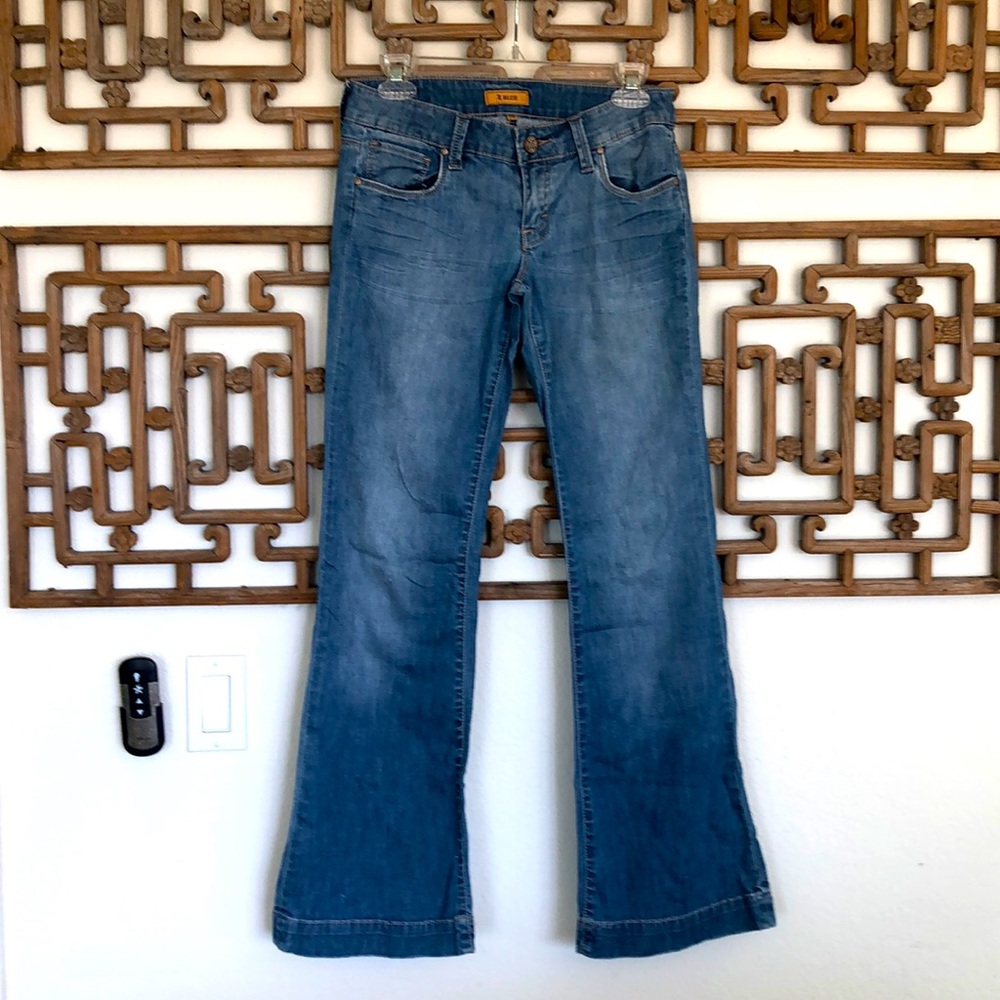 Women’s wide bottom jeans